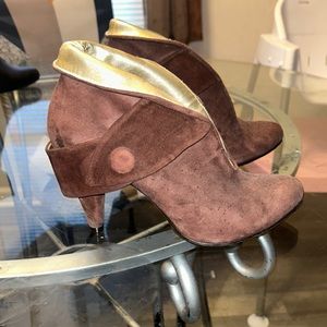 Luichiny brown suede open cut booties